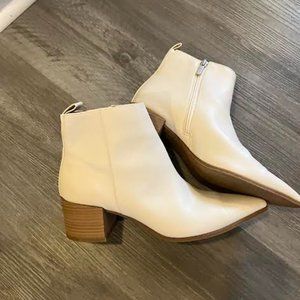 Universal Threads Cream Ankle Booties, Sz 9